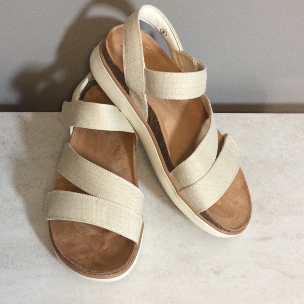 9 Skechers Relaxed Fit Sparkly Beige Strappy Comfort Sandals